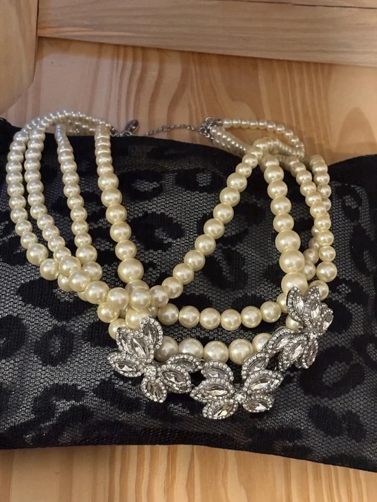 Ann Taylor Vintage Style Pearl and Crystal Floral Statement Necklace ~NWOT - Picture 4 of 6